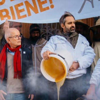 Aktion betroffener Imker gegen Pestizid Roundup der Bayer AG, dabei wurde Honig verschüttet. Das Bild zeigt unter anderem Thomas Radetzki, Vorstand der Aurelia Stiftung.