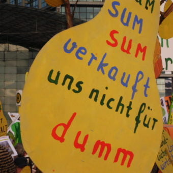 Demonstrationsschild mit der Aufschrift: Summ, summ, summ, verkauft uns nicht für dumm.