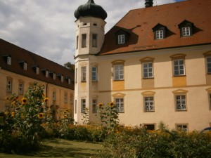 Klosterhof mit Bienenweidegarten