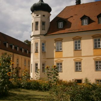 Bio-Honig; Der wunderschöne Innenhof der Benediktinerabtei Plankstetten mit Bienengarten, und honiggelber Fassadenmalerei.