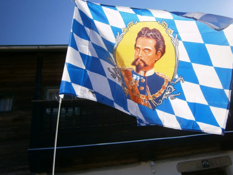 Unter der Fahne König Ludwigs, dem Schutzpatron der Trachtler und Lederhosenträger