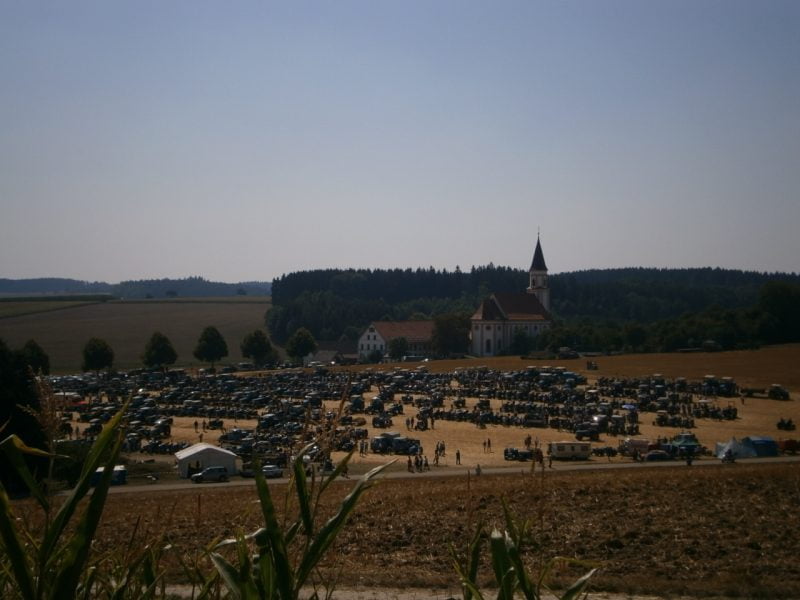 Im Hintergrund die Wallfahrtskirche Heiligenbrunn (früher heilige Quelle)
