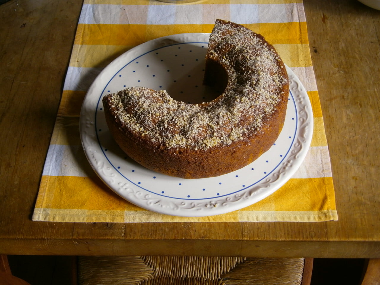 Vollkorn-Kuchen mit Bio-Honig auf Kuchenplatte.