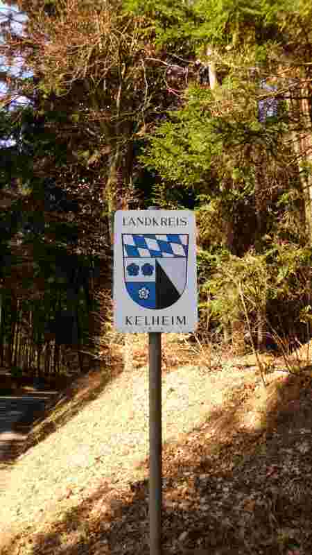 Das Landkreis Wappen von Kelheim am Brautlacker Berg.