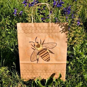 Honigverpackung Henkeltragetasche Papier braun "Wabenmuster und Honigbiene" z. Bsp. für zwei bis 4 Honiggläser, 3 Met oder Whiskey