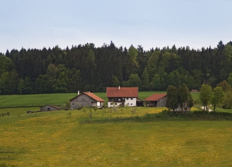 Der Hof der Familie Oswald liegt auf einem Hügel in 465 Meter über Meereshöhe im tertiären Isar-Daonau-Hügelland.