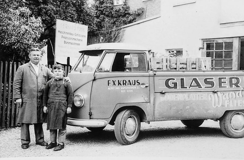Glaser im Arbeitsmantel mit Lehrling vor VW-Pritschenwagen im Jahre 1959. Foto: Imkerei Oswald bio-honig.com