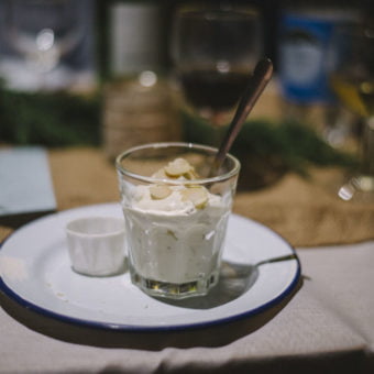 Das Honig-Luxus-Dessert Schottischer Nebel wird in kleine Gläser portioniert.