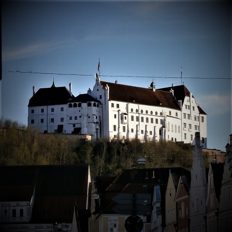 Die Burg Trausnitz im Abendlicht.