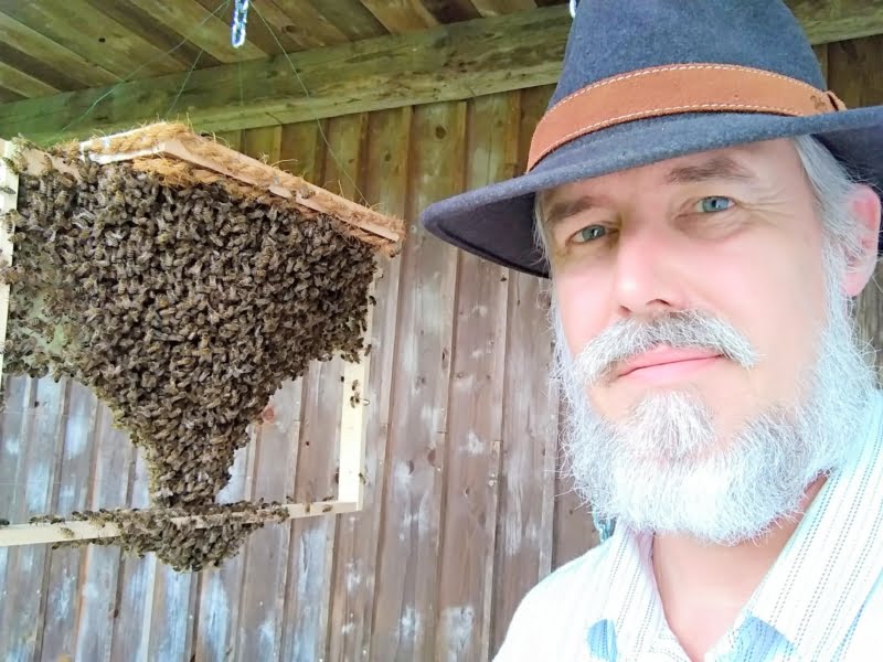 Der Bio-Imker und seine Bienen.
