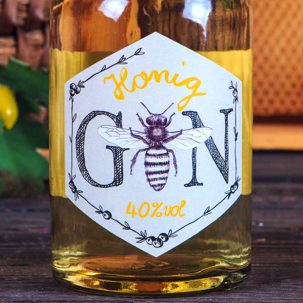 Eine Flasche Gin mit einer Biene auf dem Etikett