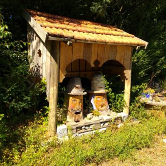 Bienen-Klotzbeuten als Figurenbeuten mit Honigkappe in Form von Bienenkörben auf dem Naturlandhof Osterwind in Pfeffenhausen.