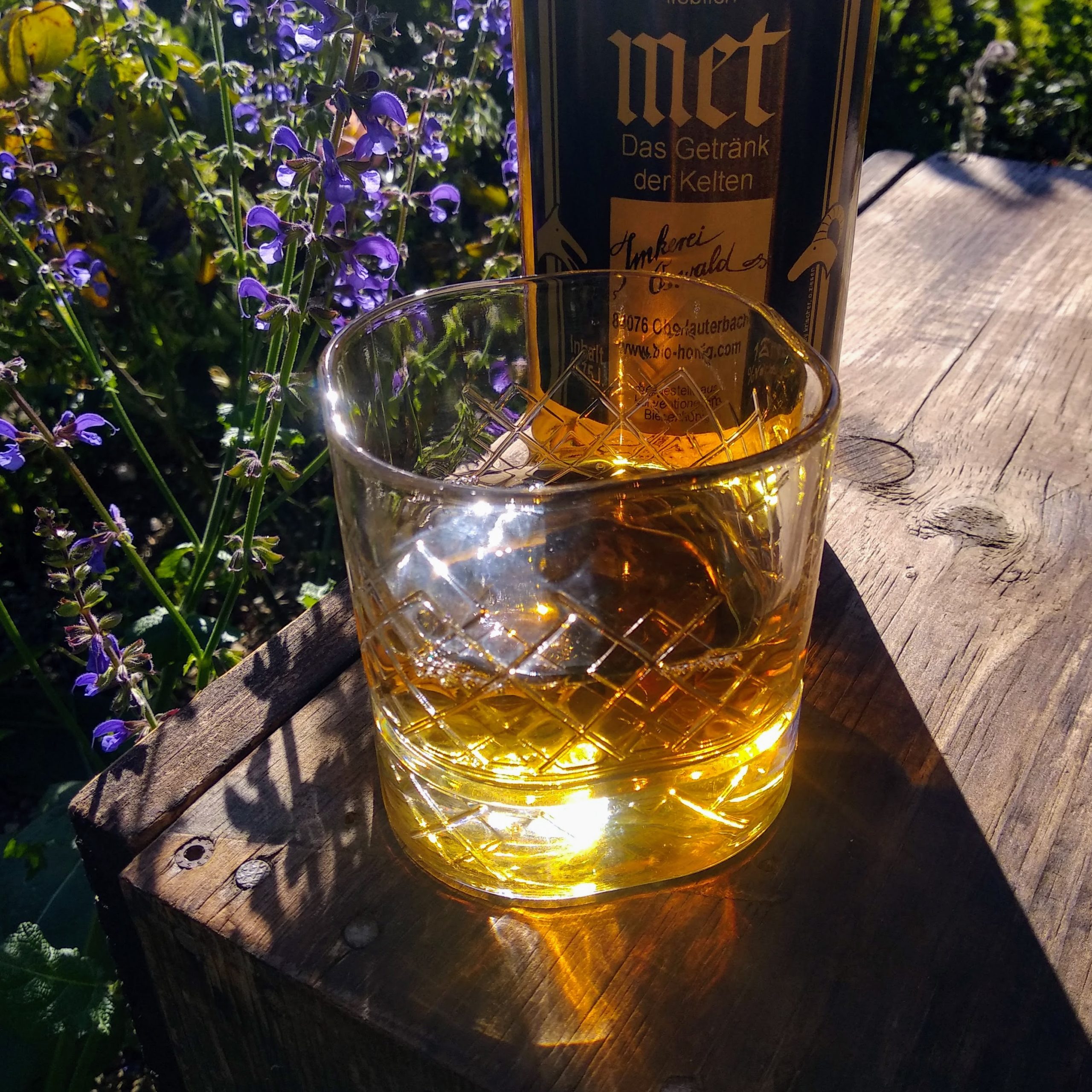 Ein Whiskey und Metbecher in keltischem Design zu haben im Shop der Imkerei Oswald bio-honig.com