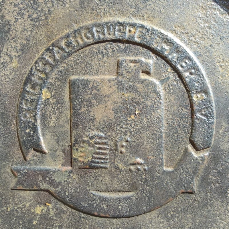 Deckelprägung eines alten Honigfasses mit dem Verbandszeichen der Reichsfachgruppe Imker von etwa 1935-1944 (Waldfund.