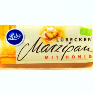 Eine Packung Honigmarzipan Rohmasse mit der Aufschrift "Lubs Lübecker Marzipan mit Honig" und dem Bio-Sternenbanner. Foto: bio-honig.com