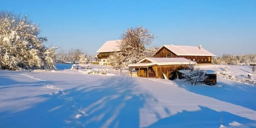 Bayerischer Bio-Bauernhof in der Hallertau im Isar-Hügelland im Schnee.