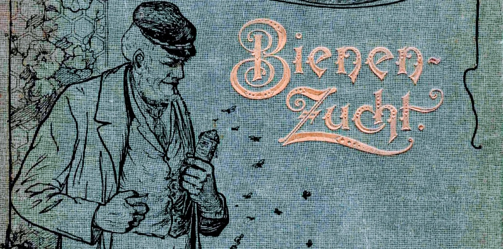 Bucheinband eines alten Deutschen Bienenbuches mit dem Titel "Bienen-Zucht" in goldenen, kalligraphischen Lettern, und einem alten Bienenzüchter mit Pfeife, von Bienen umschwirrt. Scan: bio-honig.com