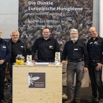 Ein starkes Team: Das Messeteam des Bundesverbandes der Dunklen Biene auf der Eurobee in Friedrichshafen.