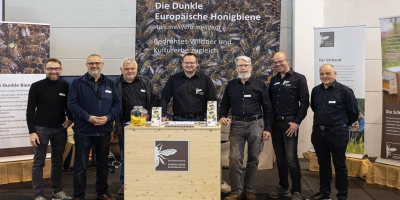 Ein starkes Team: Das Messeteam des Bundesverbandes der Dunklen Biene auf der Eurobee in Friedrichshafen.