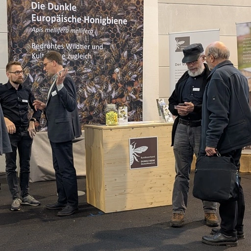 Der Präsident des Deutschen Imkerbundes am Messestand der Dunklen Biene auf der Eurobee in Friedrichshafen.