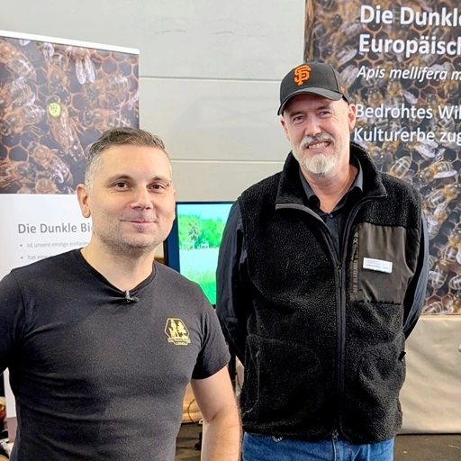 Zwei Imker, der Youtuber Bienenbastler Gottfried, und der Berufsimker Hans Georg begegnen sich auf der Eurobee in Friedrichshafen auf dem Stand der Dunklen Biene.