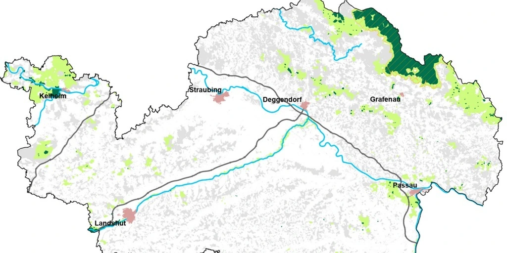 Übersichtskarte über die Naturwälder im Regierungsbezirk Niederbayern vom 4. Dezember 2024. Wie auf der Karte ersichtlich, sind im Flugradius unserer Bienen zwei kleine, sehr selten gewordene Naturwälder.