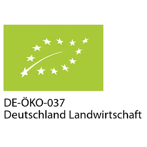 Das EU-Warenzeichen zur Kennzeichnung von kologischem Honig, Bio-Wachs, und anderen Bio-Bienenerzeugnissen zeigt ein grasgrünes Rechteck mit 12 weißen Sternen, deren Shilouette wie ein Blatt angeordnet ist. Darunter steht zweizeilig "DE-ÖKO-037" und "Deutschland Landwirtschaft". Erstellt von Imkerei Oswald | Bio-Honig.
