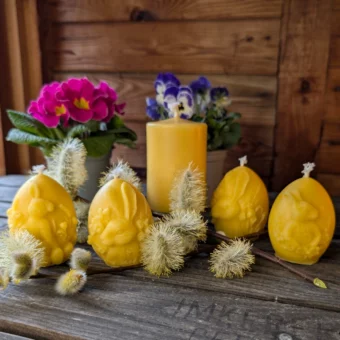 5 Stück Osterkerzen-Set: 4x Ostereier mit Hasenmotiven + 1x Stumpenkerze | 100% Bienenwachs 560g handgegossen | Bienenalm Oberlauterbach