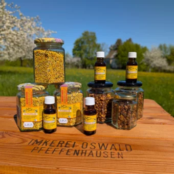 Bio Propolis Tinktur Flasche Imkerei Oswald: Propolis Tinktur kaufen vom Imker, 4 Fläschchen Propolis Tropfen BIO aus eigener Herstellung ab Imkerei im Direktversand, daneben 3 Gläser regionaler, artenreicher Blütenpollen aus Deutschland, und 3 Gläser Perga, auch Ambrosia, Bienenbrot oder Wabenpollen genannt, alles Ursprung Deutschland aus eigener Herstellung durch Imkerei Oswald. Foto: Imkermeister Oswald | bio-honig com.