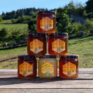 Wenn die Sonne ihren höchsten Stand erreicht, und die wilden Himbeeren und Brombeeren im Wald reifen, ist die Erntezeit für diesen leckeren Natur-Biohonig von Imkerei Oswald gekommen.
