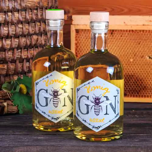 Gin Spirituose 0,5l, 40%vol | Honig-Gin vereint feine Aromen der Botanicals mit erlesenem Bienenhonig | Imkerei Oswald | Imkerei Oswald | bio-honig.com Interessantes über Gin, zwei Flaschen Gin im Bienenhau s von Imkerei Oswald.