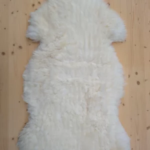 Lammfell, weiß, 107 cm x 65 cm, Vlies dick & flauschig, natur, ungeschoren, Alaungerbung, aus eigener Weideschafhaltung, kleines Loch auf Lederseite, #52 | Schäferei Ruth Oswald