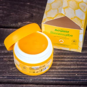 Tiegel mit goldgelber Bienensalbe aus naturbelassenem Bienenwachs und Propolis.