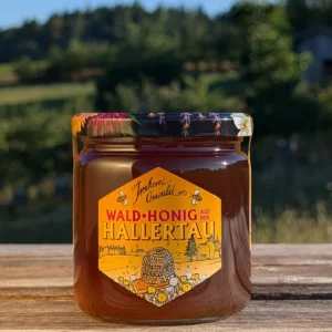 Waldhonige: Glas Bio Waldhonig aus der Hallertau von der Imkerei Oswald vor Naturkulisse