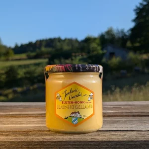 Ein Glas Blütenhonig 500g Honig Bio Blütenhonig Isar-Hügelland artenreich. Deutschlands Beste Qualität von Imkerei Oswald, erhältlich im Onlineshop von Familie Imkerei Oswald | bio-honig com.