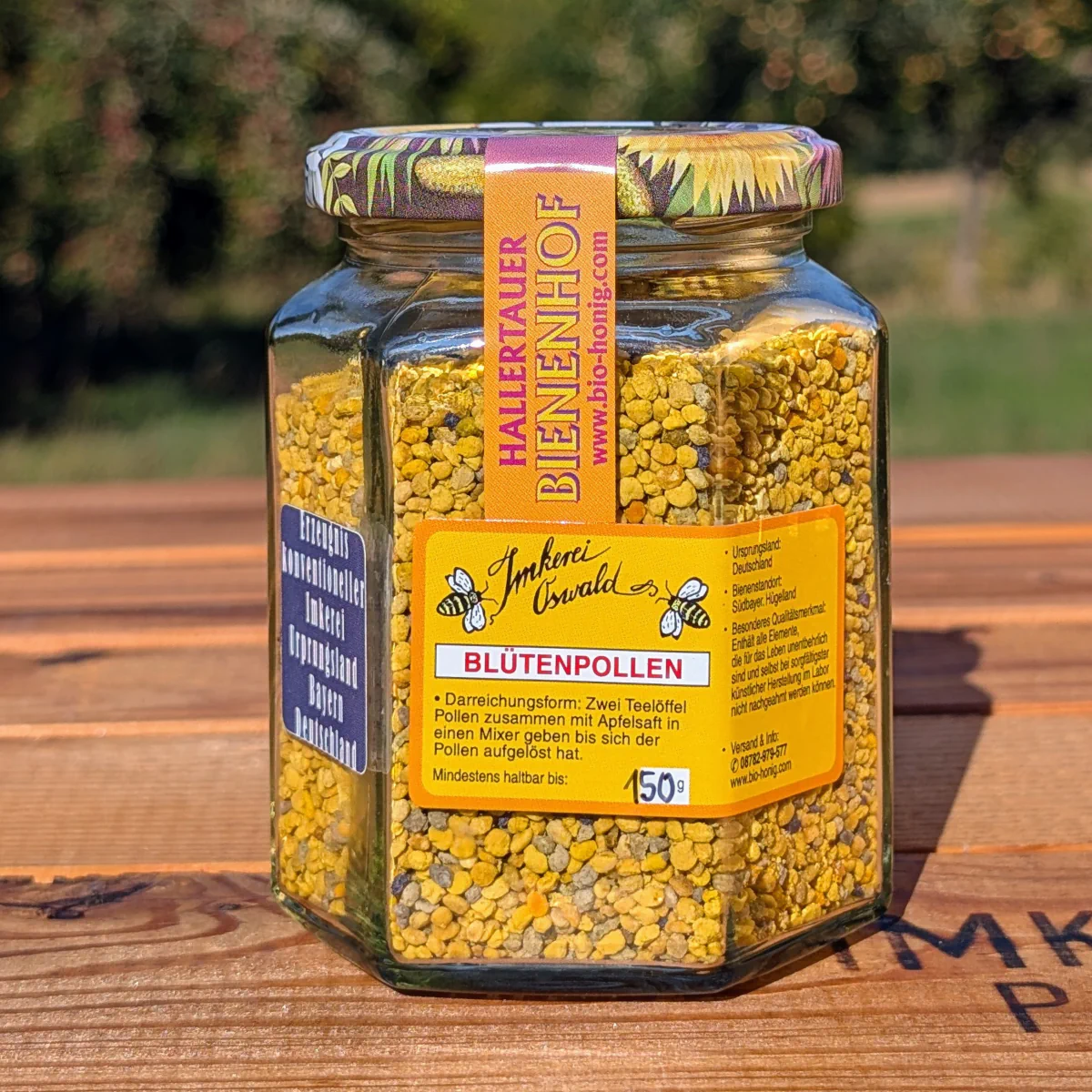 150g-Glas naturbelassene Blütenpollen der Imkerei Oswald auf einem Holztisch im Freien, gefüllt mit bunten Bienenpollen aus Bayern.