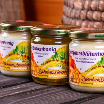 Milde Honigsorten fürs Frühstück im 3er Set: Rapsblüten-, Robinienblüten- und Frühlingsblütenhonig, Bioland, 3 x 500g | Bienenhöfe