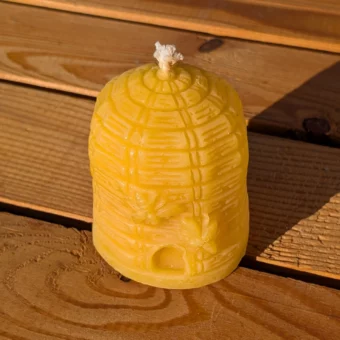 Bienenwachskerze Bienenkorb hell, ca. 275 Gramm schwer, handgegossen, Wachskörperhöhe ca. 90 mm, Dicke ca. 70 mm, Handgemachte Motivkerze aus Bayern | Imkerei Oswald