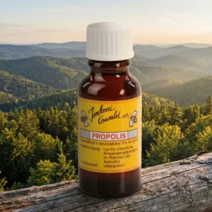 Eine Braunglasflasche mit weißem Schraubverschluss und Dosieraufsatz (Tropfer) zum praktischen Dosieren von Propolis Tinkturen. Auf dem gelben Etikett mit orangenem Rand steht: Imkerei Oswald (Marke), PROPOLIS (Bezeichnung), Bienenkittharz in Neutralalk. 70% vol. gelöst. Im Hintergrund ist der Bayerische Wald zu sehen.