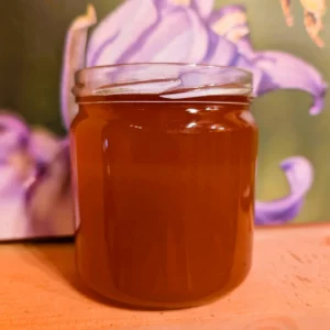 Auswahl verschiedener Bio-Sortenhonige im Glas von hellem Akazienhonig bis dunklem Waldhonig, hier ein geöffnetes Glas frisch geernteter Fichten-Brombeerwaldhonig aus Bayern, fotografiert von Imkerei Oswald.
