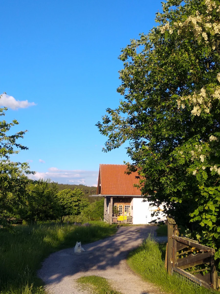 Traditionelles Imkereigebäude und Hofstelle der Familie Oswald in Bayern.
