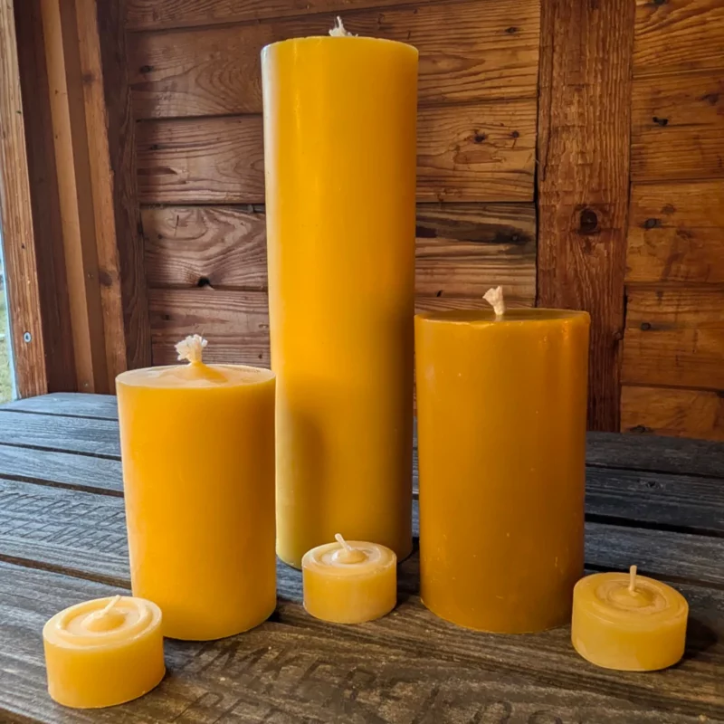 Drei verscheidene Größen von Bienenwachskerzen in Stumpenform und drei Teelichter im Bienenhaus von Familie Oswald. Foto: Imkerei Oswald