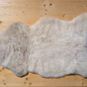 Natürliches, weiches Lammfell in Creme-Beige von Imkerei Oswald als flauschige Sitz- oder Bettauflage