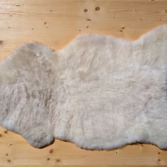 Lammfell, cremeweiß/beige, aus Naturschutz fördernder Weidehaltung in Süddeutschland, Alaungerbung, Vlies weich, naturspitz/ungeschoren, 100 x 65 cm, #8 | Imkerei Oswald