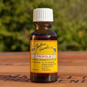 Bio Propolis Tinktur Tropfen im Glasfläschchen der Imkerei Oswald. Propolis Tinktur kaufen man am besten direkt von Imkermeister Oswalds eigener Ernte.